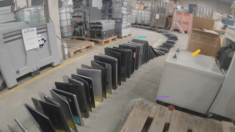 Wereldrecord domino met oude laptops | NOS Jeugdjournaal