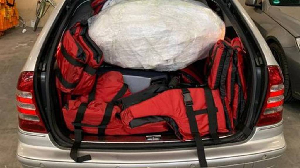 Syriër met auto vol zwemvesten opgepakt in Ulvenhout - NOS