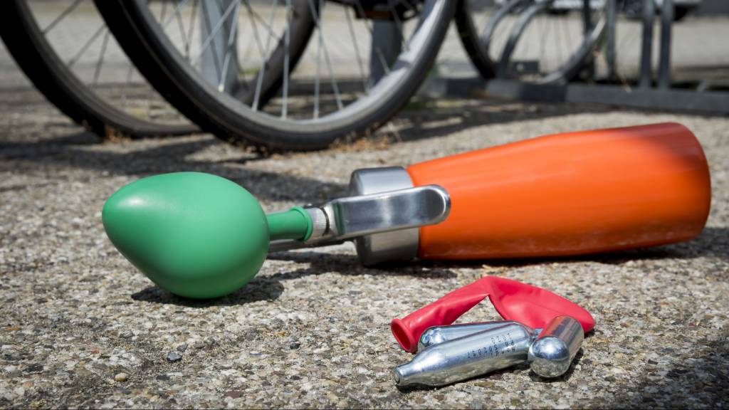 Elk jaar honderden verkeersongelukken met lachgas Elk jaar honderden verkeersongelukken met lachgas