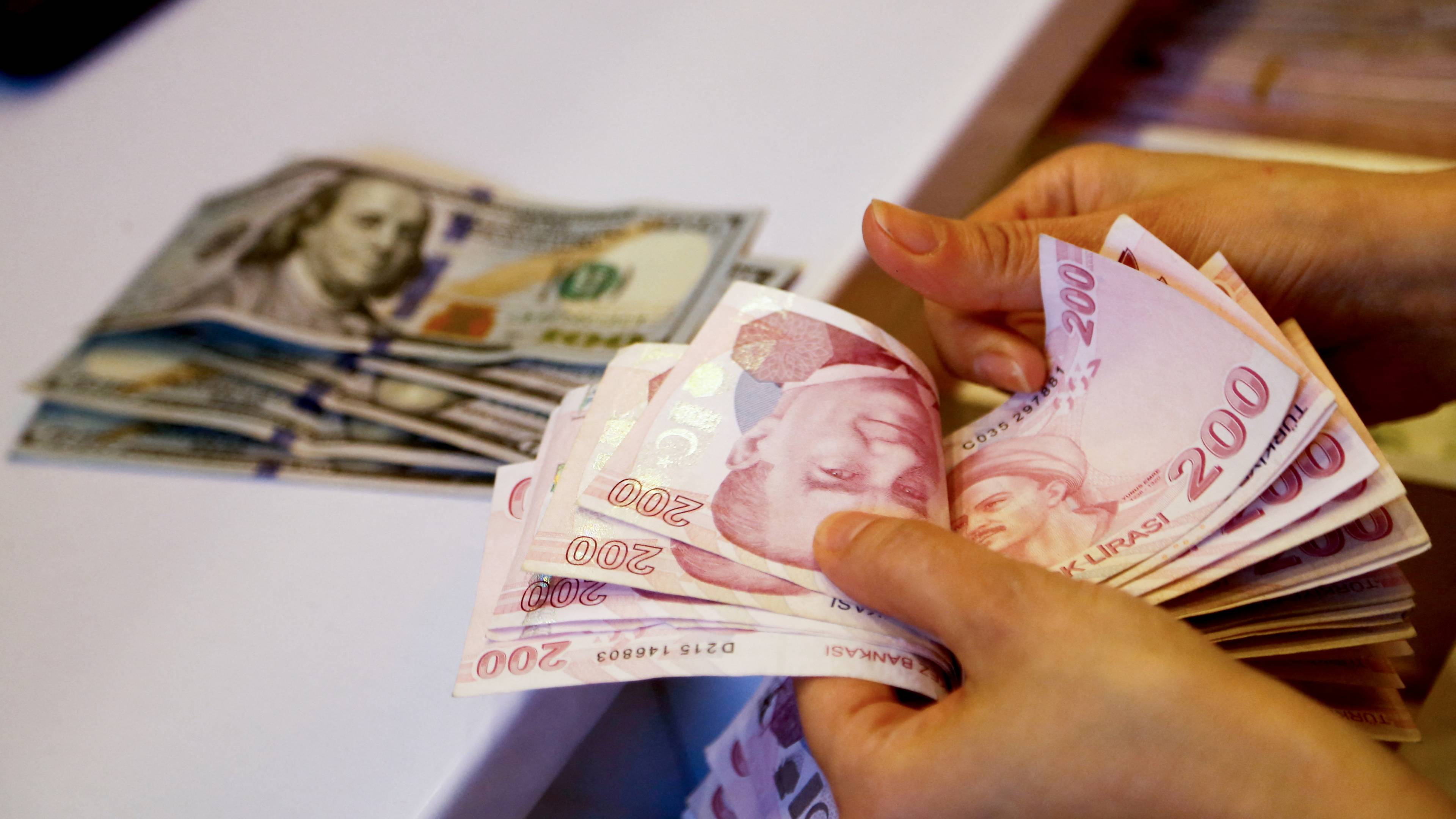 Nieuw dieptepunt voor Turkse lira, Turken zien hun geld verdampen NOS