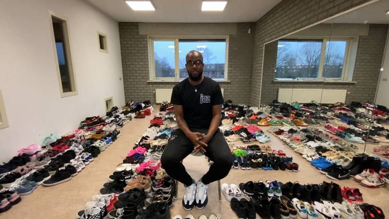 Runell verzamelt sneakers voor kinderen die ze niet kunnen betalen | NOS  Jeugdjournaal