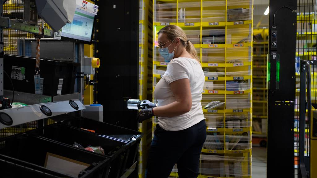 Amazon scoort op de beurs na neergang Facebook gisteren
