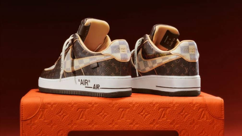 Check hier de Off-White x Nike Air Force 1 'University Gold'- Sneakerjagers