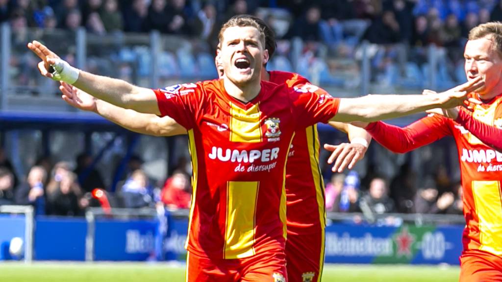 Prachtgoal Rommens als een vlag op een modderschuit in matte IJsselderby Prachtgoal Rommens als een vlag op een modderschuit in matte IJsselderby