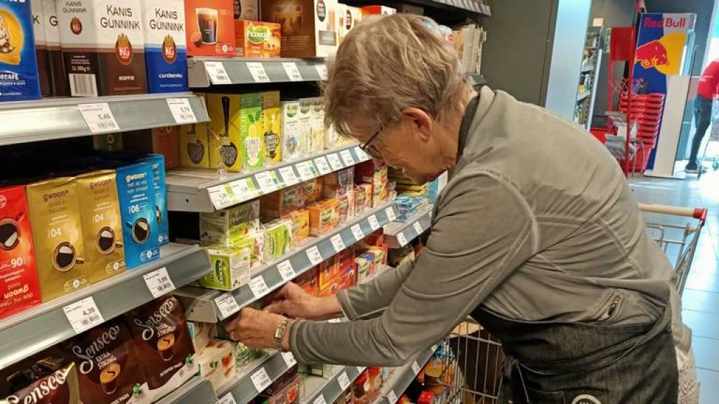 Frida is bijna 80 en vult nog elke week de vakken in haar buurtsuper