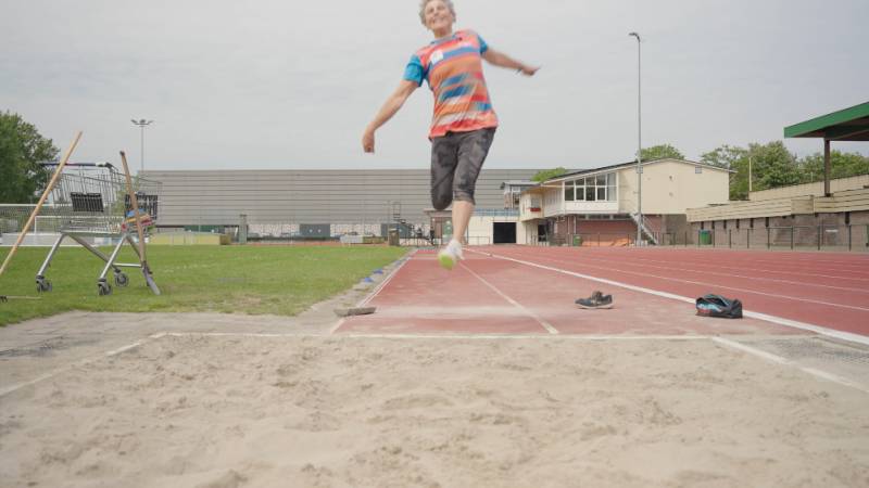 Oma Rietje (82) verbetert wereldrecords met atletiek | NOS Jeugdjournaal