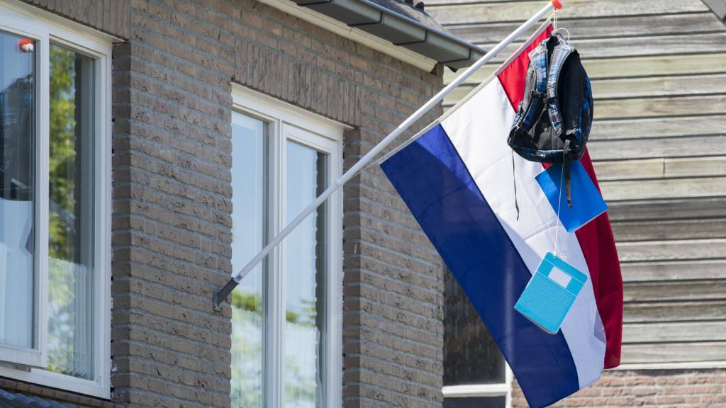 Waarom hangen mensen de vlag uit als ze geslaagd zijn? Waarom hangen mensen de vlag uit als ze geslaagd zijn?