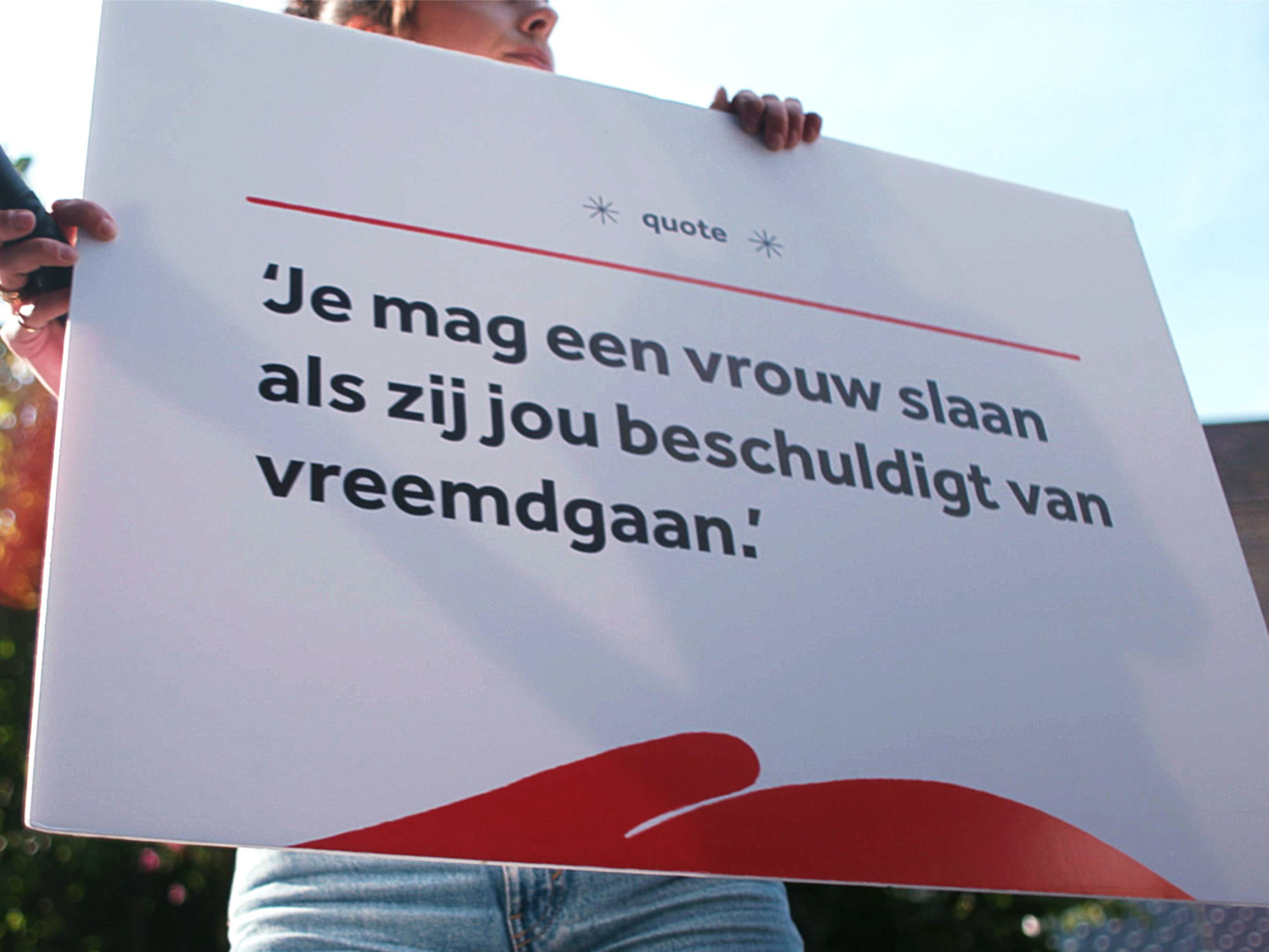 Pakistaanse man mag vrouw ‘zachtjes slaan’
