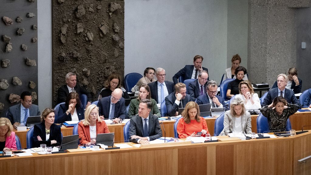 Regering loopt boos weg uit Tweede Kamer
