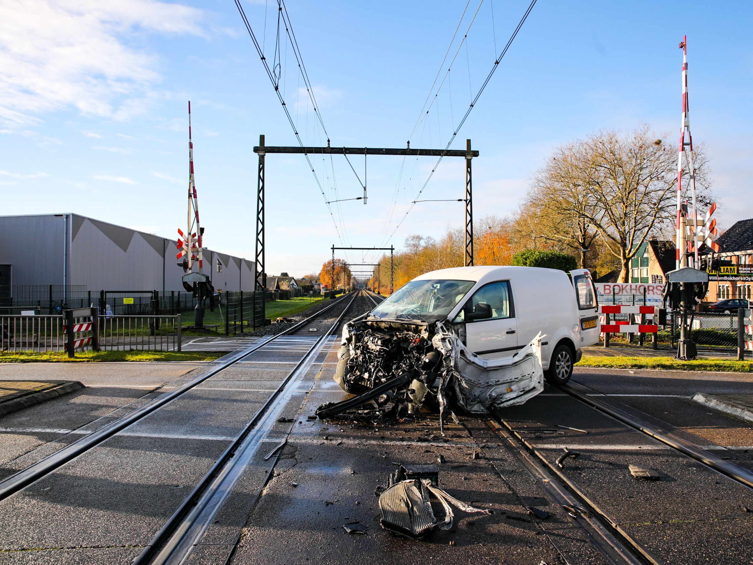 Chauffeur bestelwagen komt met schrik vrij na treinbotsing in Apeldoorn