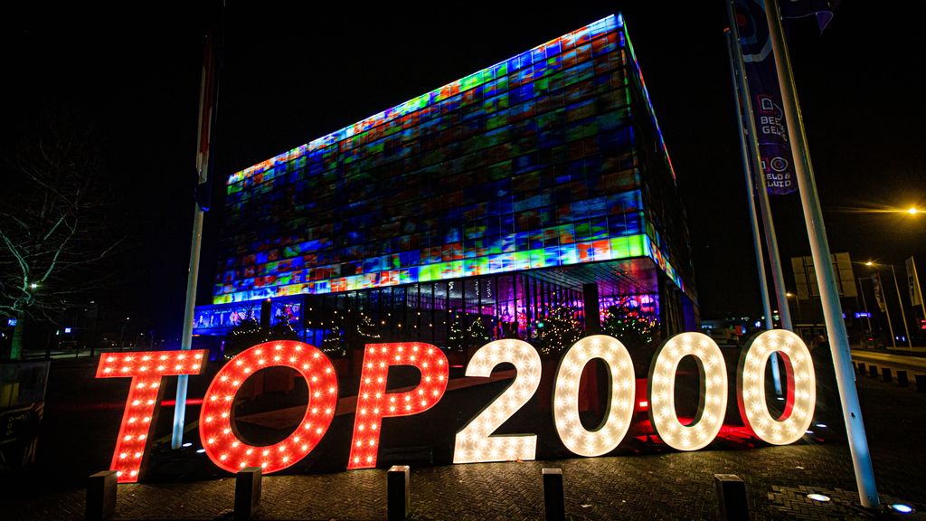 Lichtgevende letters gestolen Top 2000 nu 2000
