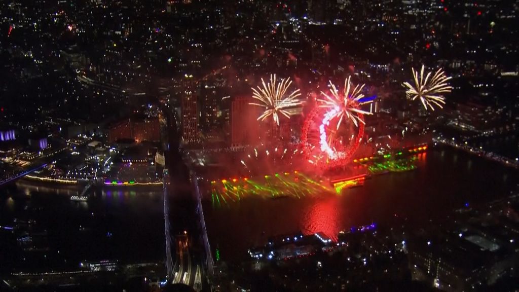 Vuurwerk, feest en ook onrust; zo vierde Nederland Oud en Nieuw