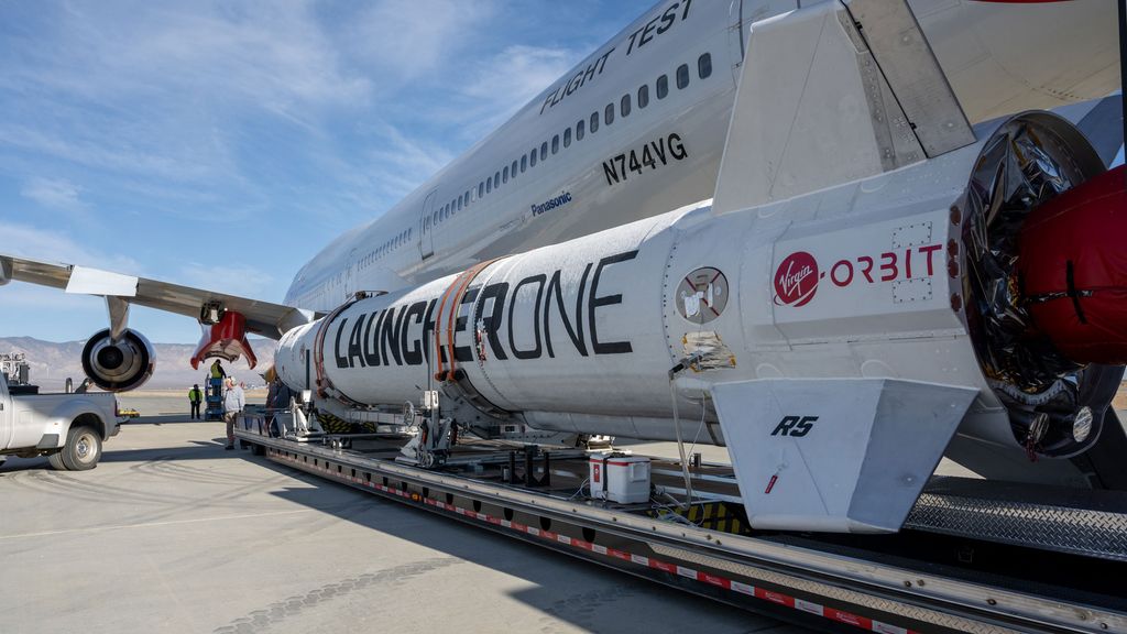 De raket van Virgin Orbit, onder een Boeing 747, vorig jaar tijdens een proef