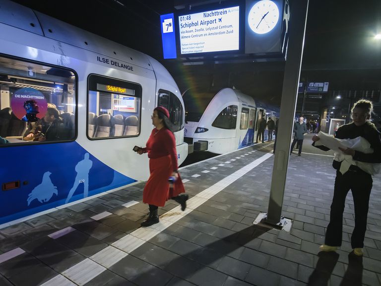 Nachttrein Groningen Schiphol 'Ik ga normaal nooit met de trein' Nachttrein Groningen Schiphol 'Ik ga normaal nooit met de trein'