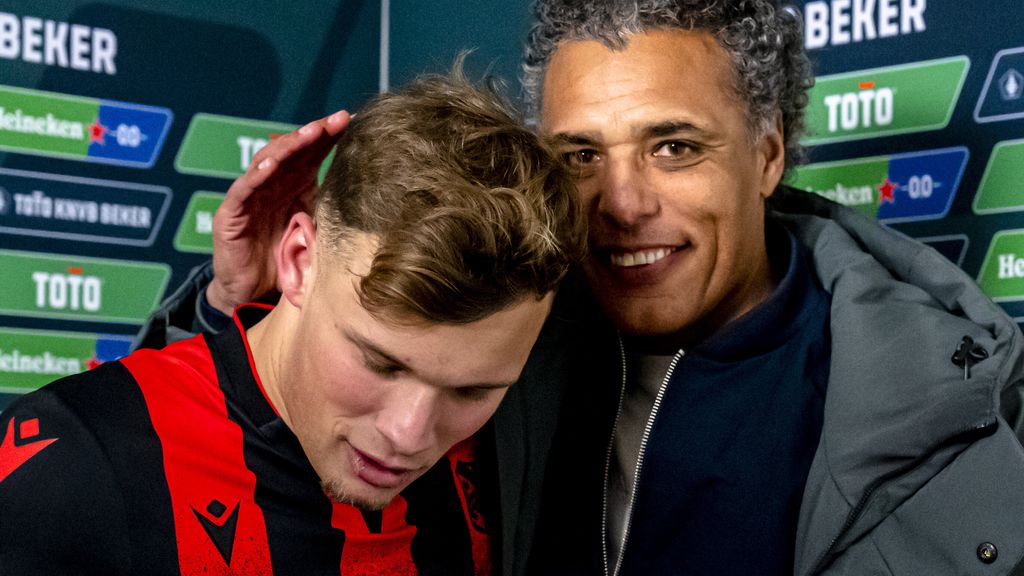Van Hooijdonk junior velt senior 'Handkus was voor m'n moeder, niet voor m'n vader' Van Hooijdonk junior velt senior 'Handkus was voor m'n moeder, niet voor m'n vader'