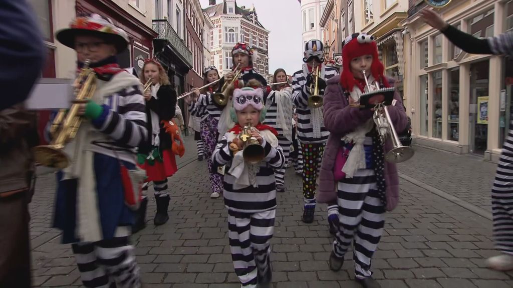 Grootste jeugd-dweilorkest speelt tijdens carnavalsoptocht