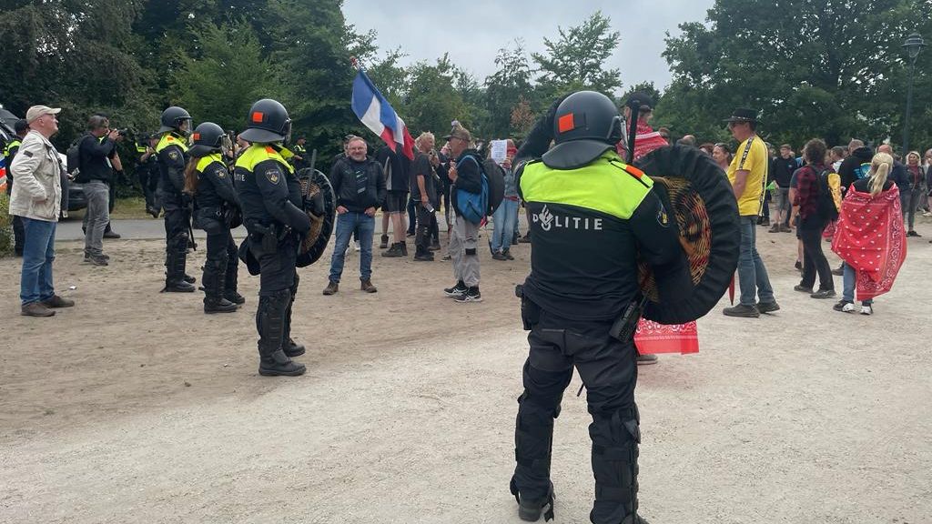 Arrests at farmers' protest in The Hague, activists to parliament Breaking News in USA Today Arrests at farmers' protest in The Hague, activists to parliament Breaking News in USA Today