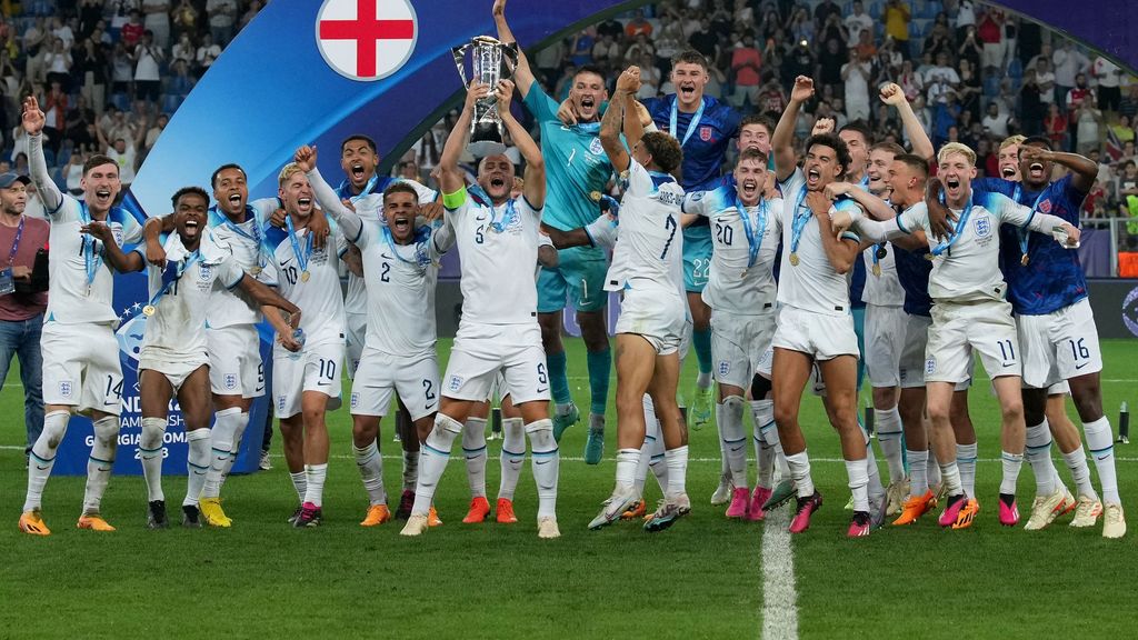 Jong Engeland Europees kampioen na gemiste Spaanse strafschop diep in