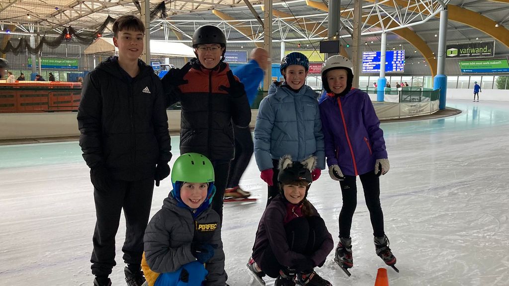Steeds meer schaatsers dragen een helm