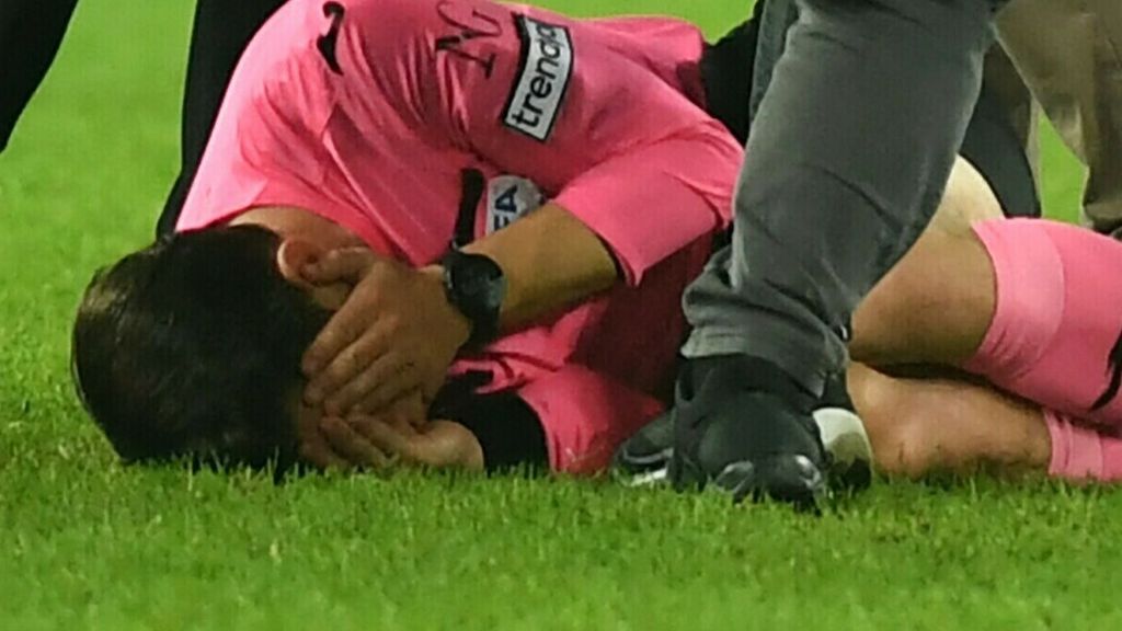 Turks voetbal stilgelegd na mishandeling arbiter, voorzitter gearresteerd Turks voetbal stilgelegd na mishandeling arbiter, voorzitter gearresteerd