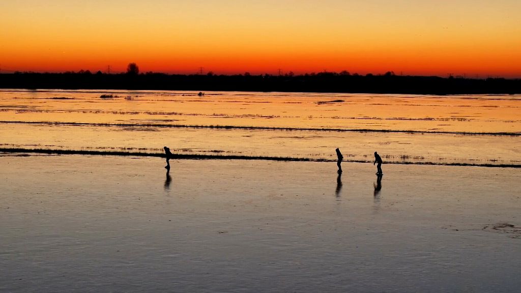 Schaatspret in het Friese Akmarijp: 'Dit is wintersport aan huis'
