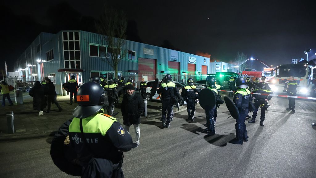 Brandweer doet aangifte na ongeregeldheden bij brand in Poeldijk