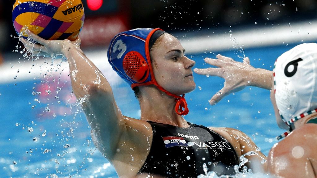 オランダ、ハンガリーとの水球スリリングな試合の末、世界王者の座を剥奪される