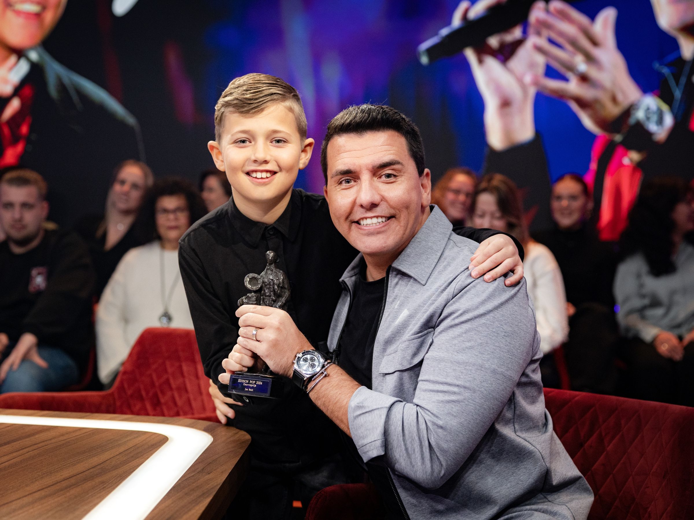Jan Smit krijgt belangrijke muziekprijs van zijn zoon Senn