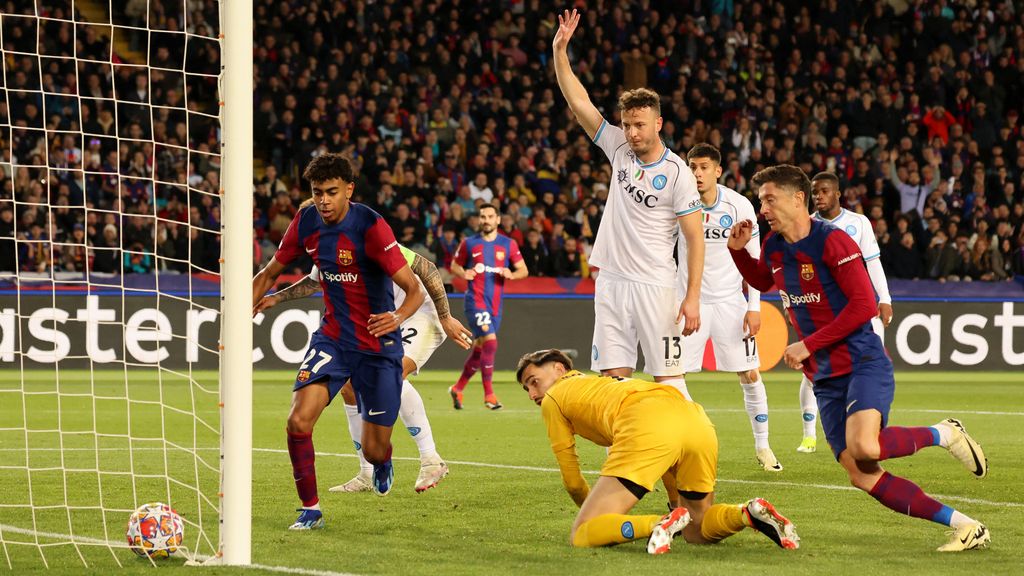 Barcelona vs napoli. Барселона наполи лига чемпионов ответный матч. Барселона наполи лига европы. Барселона фк 2022. Траоре барселона фото.