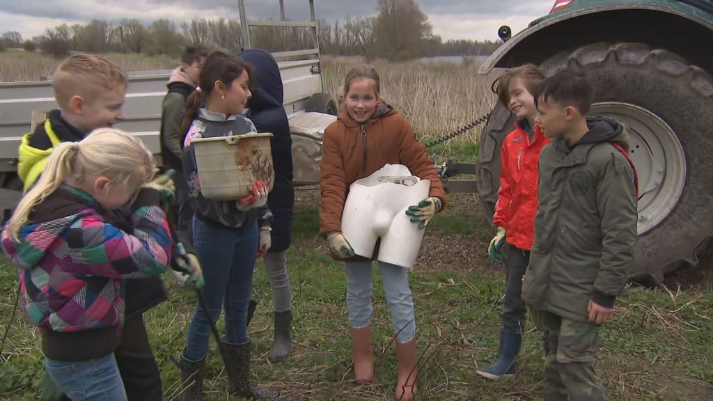 Kinderen doen mee aan opruimactie: 'Zelfs een onderbroek gevonden'