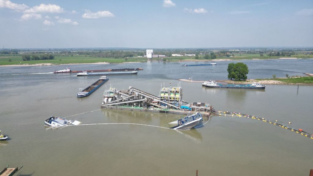 Vrachtschip op de Waal doormidden gebroken bij zandwinning