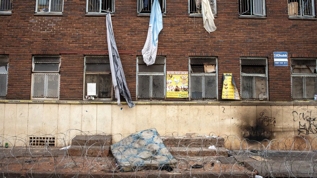 ヨハネスブルグ市議会、77人死亡の大規模火災の責任を負う
