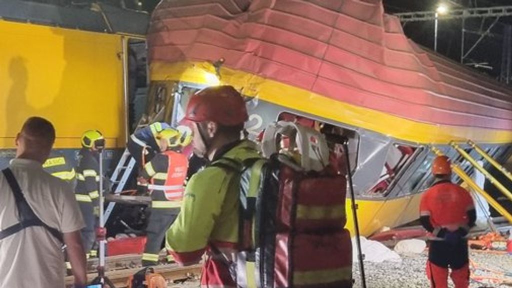 Almeno quattro persone sono morte in uno scontro ferroviario nella Repubblica Ceca e decine di passeggeri sono rimasti feriti Almeno quattro persone sono morte in uno scontro ferroviario nella Repubblica Ceca e decine di passeggeri sono rimasti feriti