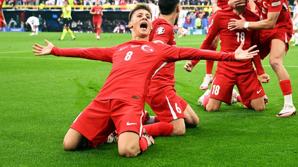 Turkije begint EK met spectaculaire overwinning