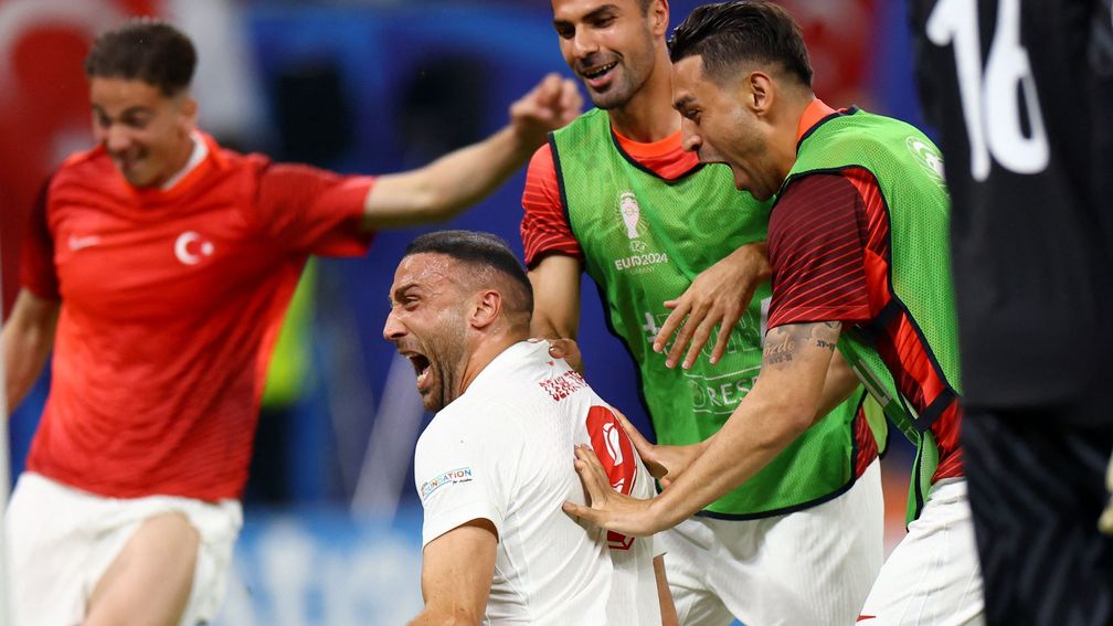 Turkije klopt tien man van Tsjechië en plaatst zich voor achtste finales