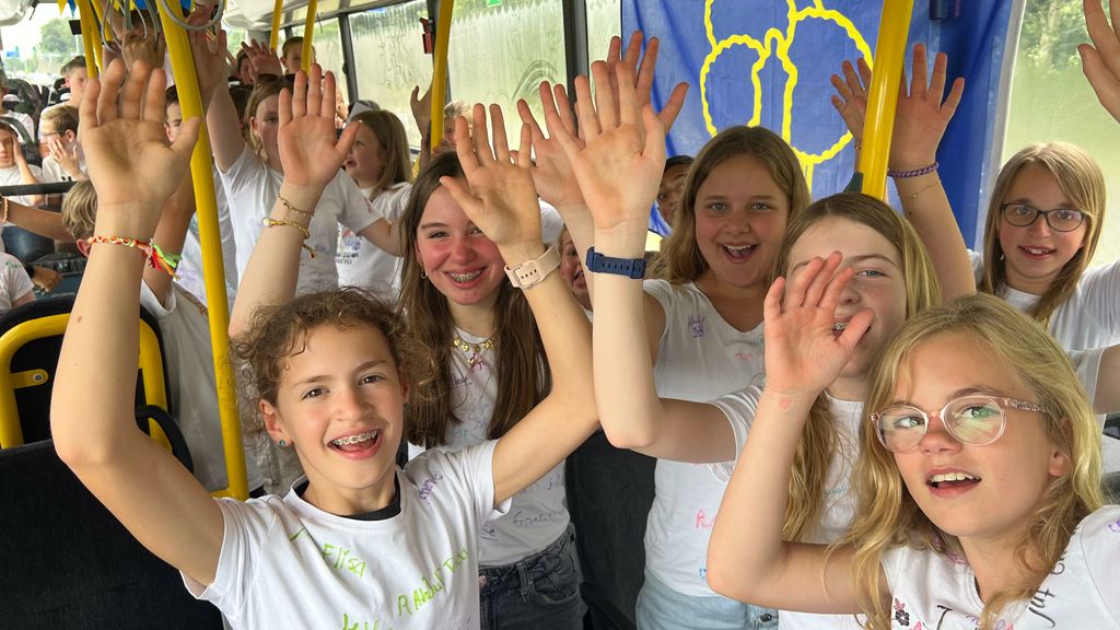 Deze groep 8 gaat met een partybus langs nieuwe scholen