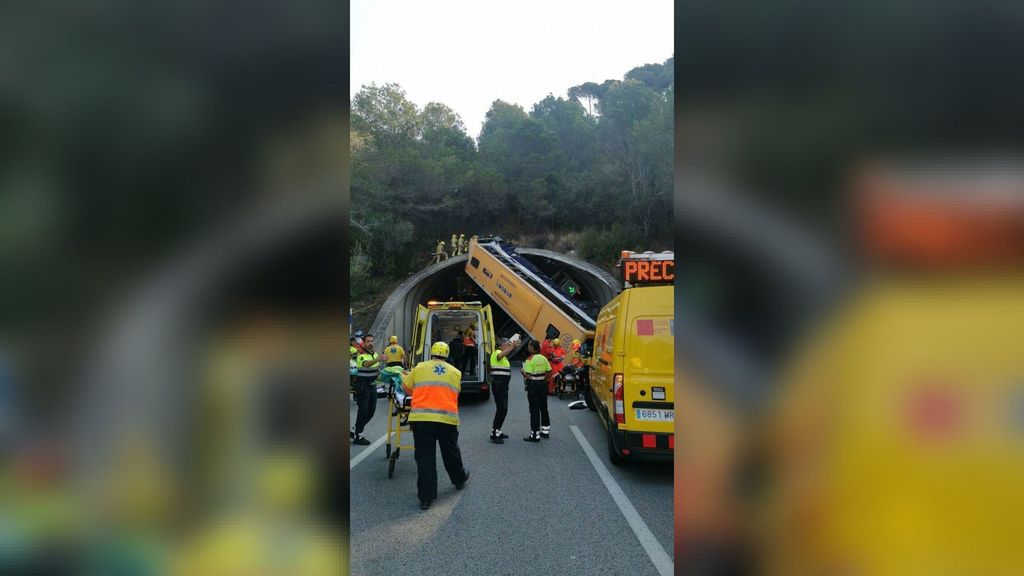 スペインの高速道路でバスがトンネルの壁に衝突