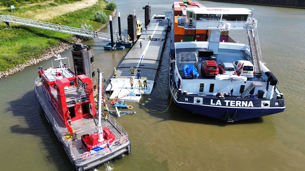 Vrachtschip dreigt te zinken na botsing op de Waal