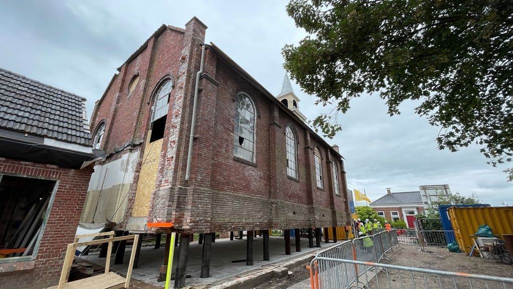 Groninger dorpskerk doorgezaagd en opgetild vanwege bevingen