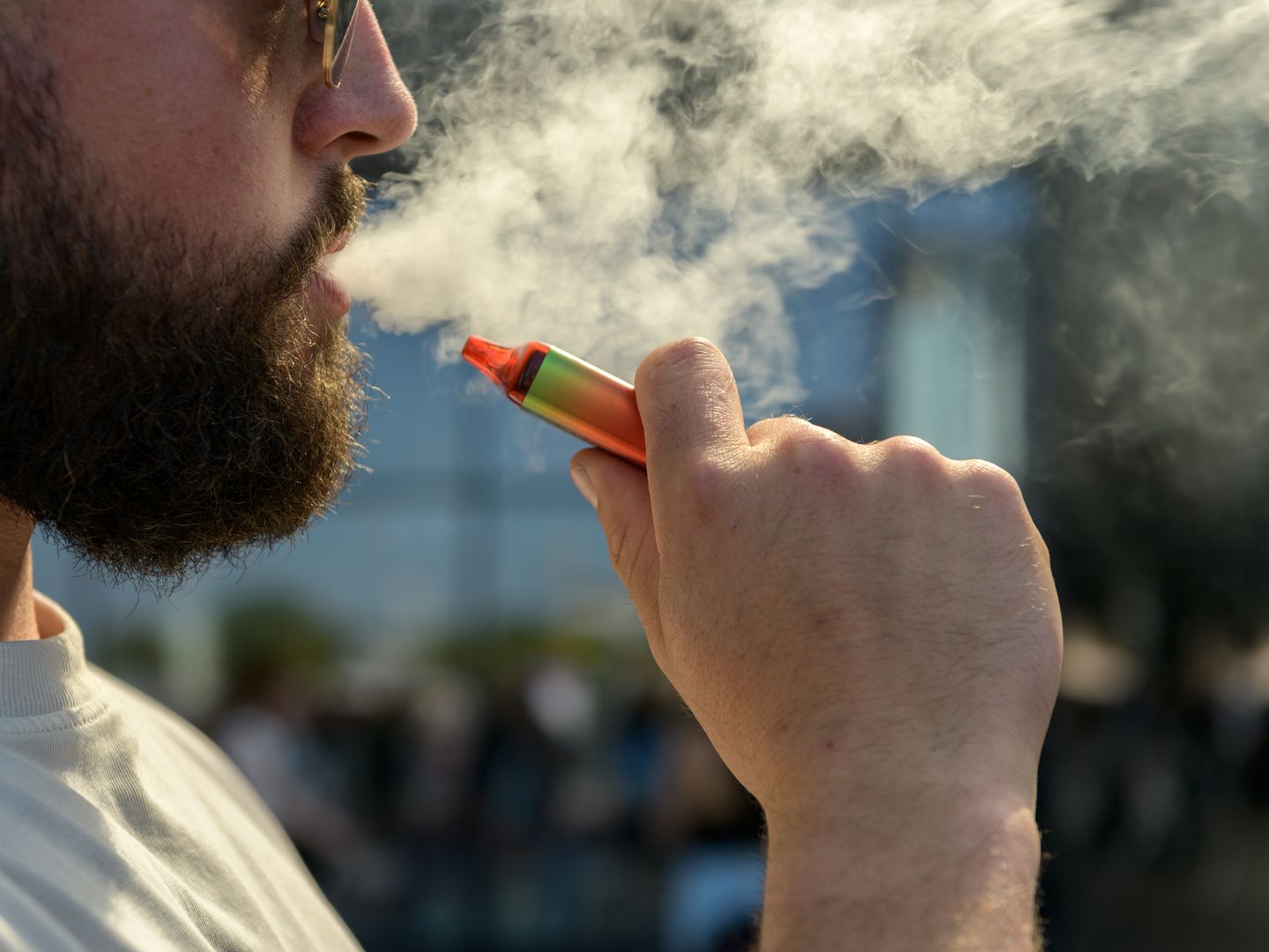 Geen regels voor damp uit vapes: 'Totaal geen zicht op wat je binnenkrijgt'