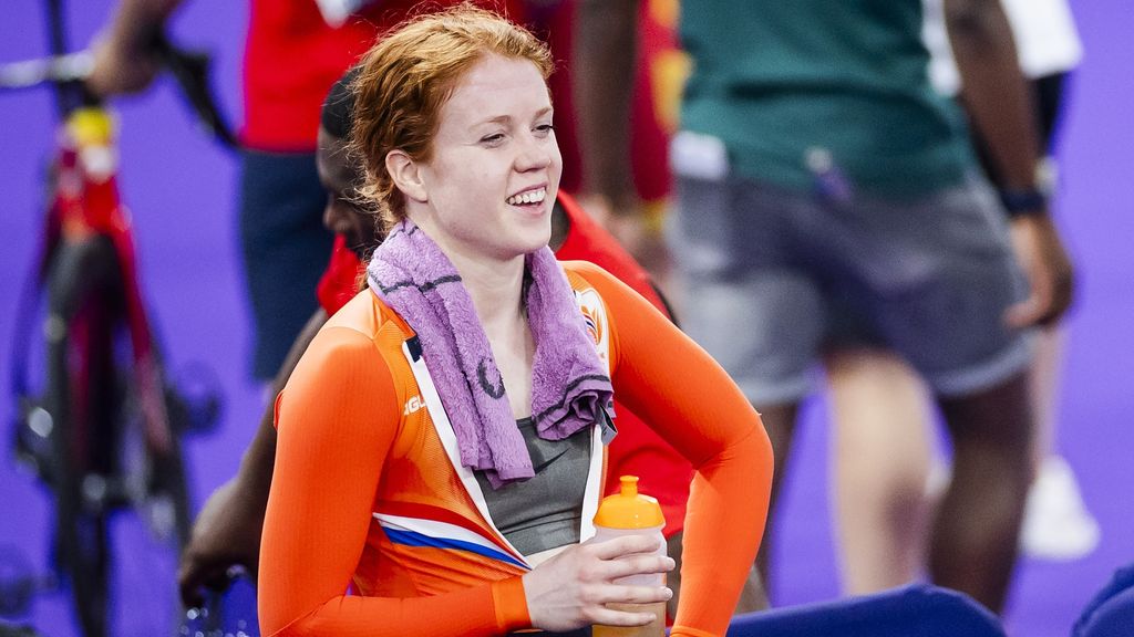 Van de Wouw brutaal naar laatste vier op sprint, Lavreysen op koers voor 'Harries hattrick'