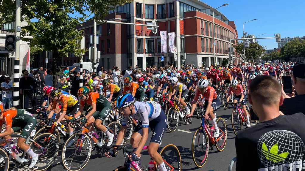 Tour de France Femmes raast door de Schilderswijk: 'Een soort Koningsdag'