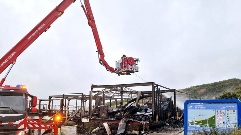 Grote brand legt strandtent in Ouddorp in de as