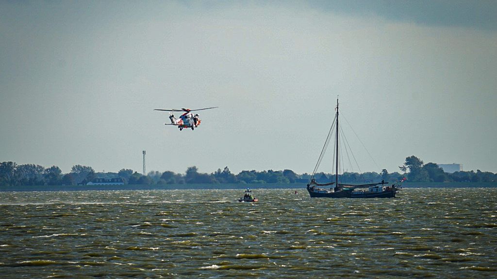 Boot met opvarenden slaat om op Markermeer, een persoon vermist