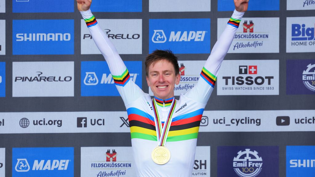 WK-winst Pogacar wekt verbazing concurrenten: 'Uitzonderlijk' • Van der Poel blij met medaille