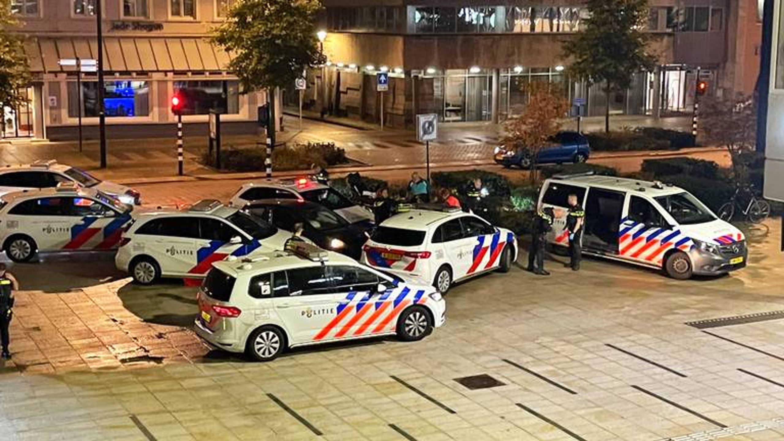 Auto vat vlam tijdens rit, bestuurder ongedeerd Langeweg Zwijndrecht | NL