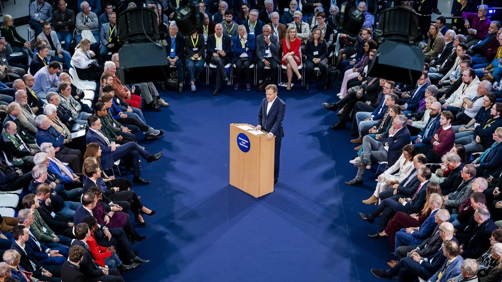 23/11 in Nieuwsuur: Partijbijeenkomst NSC • Waar blijft het klimaatakkoord van Bakoe? • Faillissement dreigt voor Northvolt