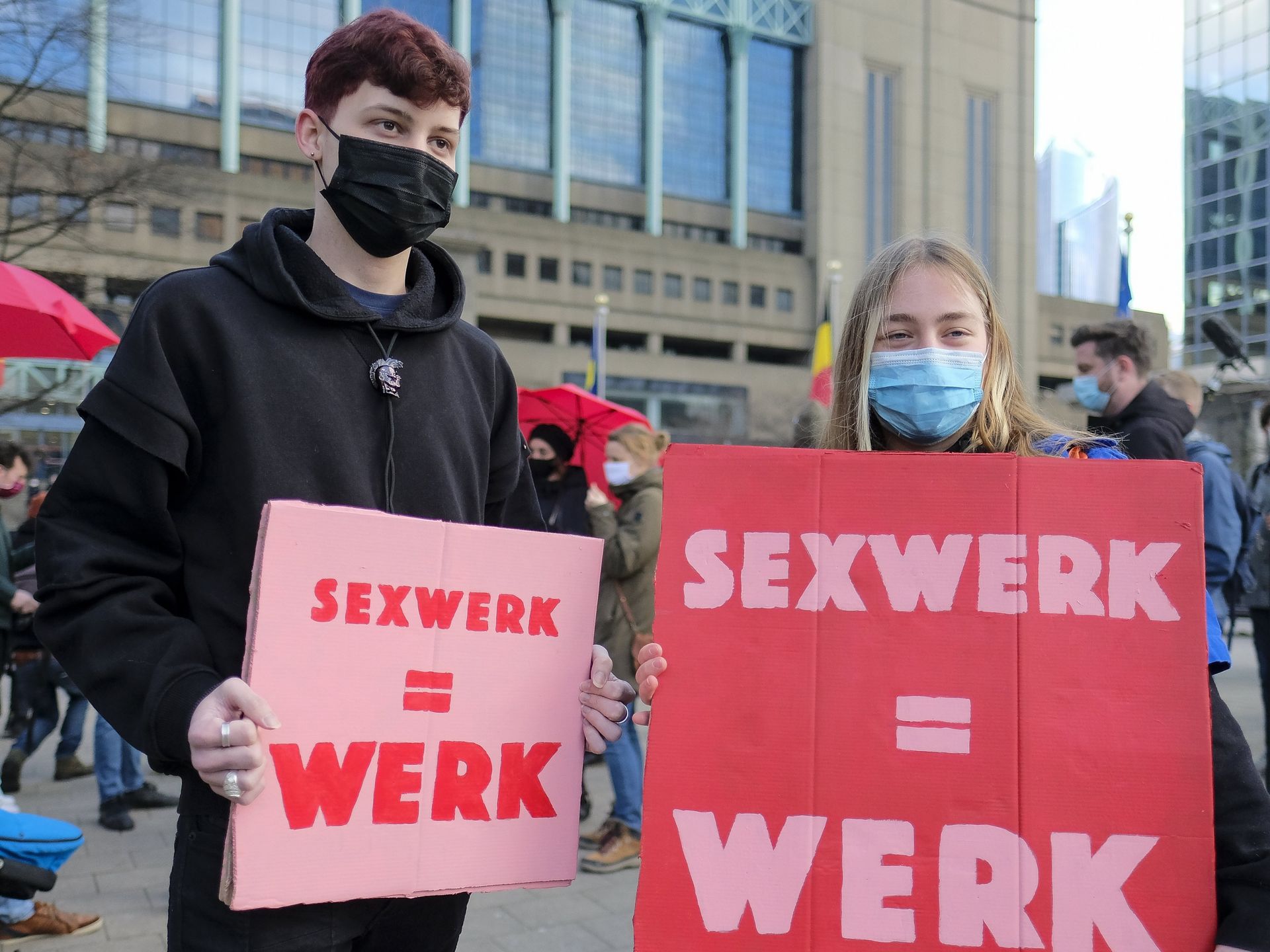 A massive ⁣pumpkin weighing over ⁤2,700 ​pounds