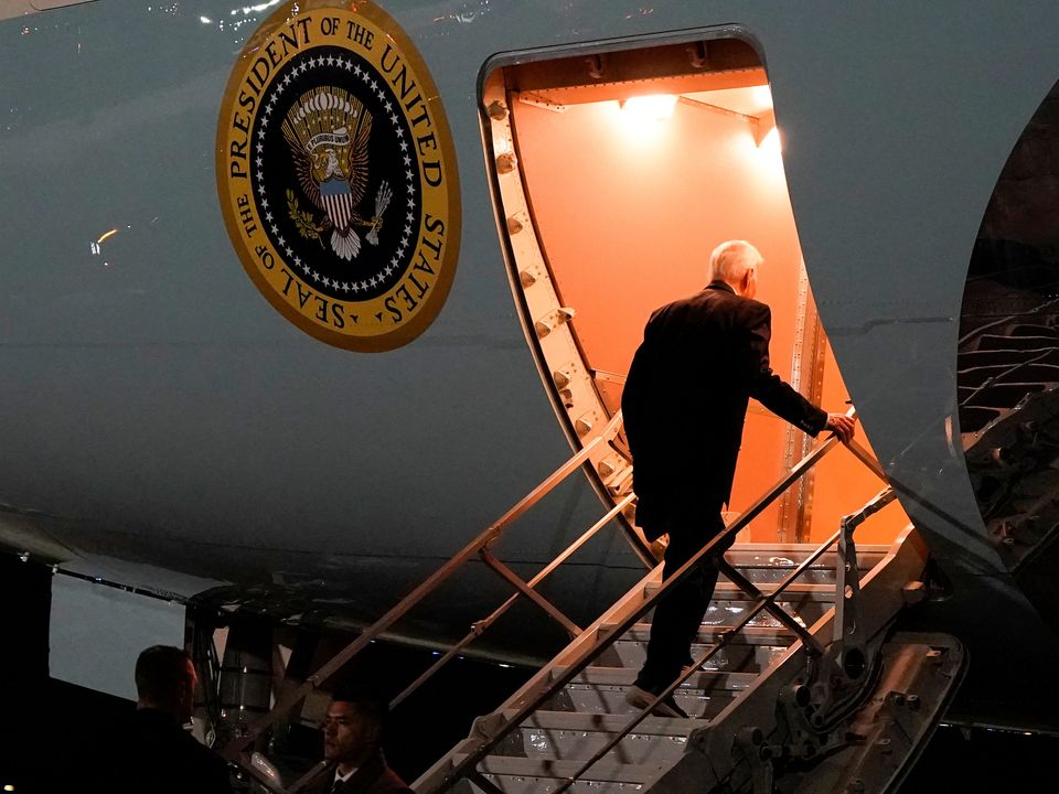 President Biden bezoekt Angola in de race om grondstoffen A firefighter battles a wildfire in california.