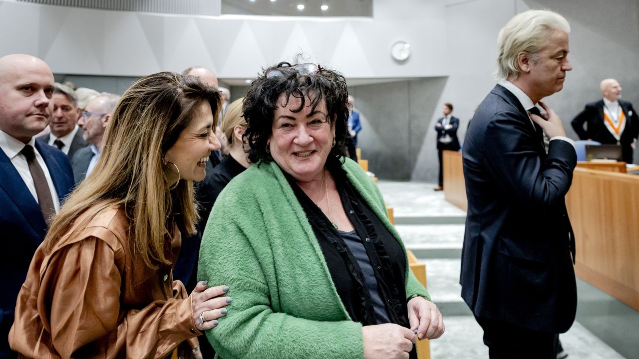 Kipekee, the rare white giraffe calf, stands next to her mother at the Nashville Zoo.